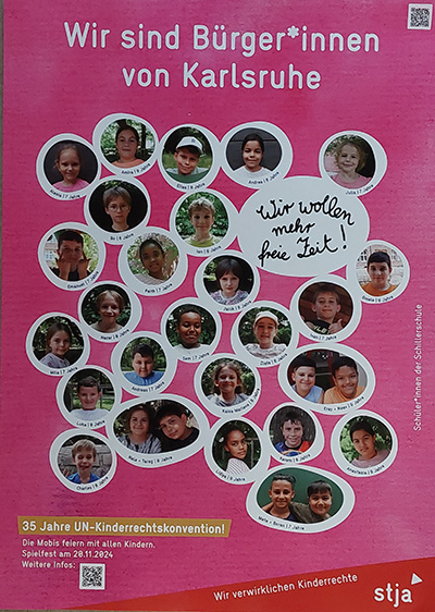 Wir sehen ein pinkes Plakat mit der Überschrift „Wir sind Bürger*innen von Karlsruhe“, Portraitfotos von Kindern mit Namen und Alter und der Forderung „Wir wollen mehr freie Zeit!“